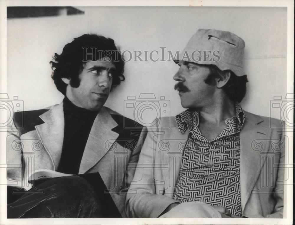 1974 Press Photo Donald Sutherland and Elliott Gould star in SPYS - cvp13147 - Historic Images