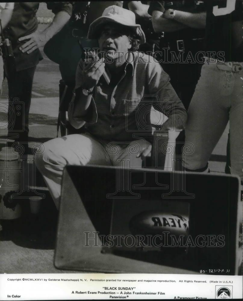 1977 Press Photo John Frankenheimer directing Black Swan - cvp18258 - Historic Images