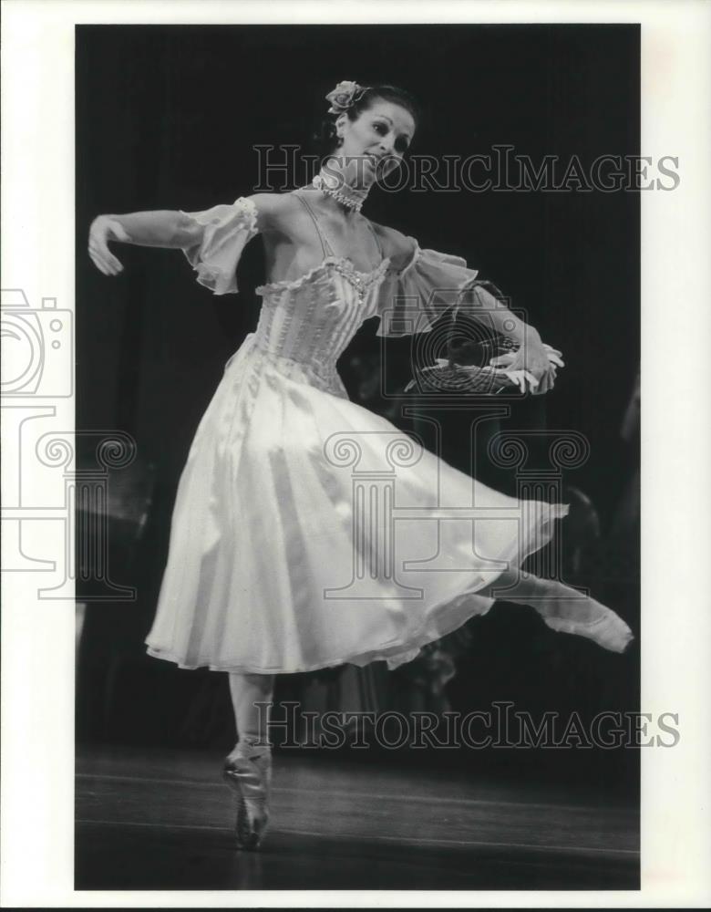 1980 Press Photo Ellen Constanza in Gaite Parisienne Cleveland Ballet - Historic Images