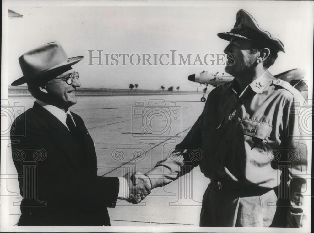 1977 Press Photo Gregory Peck and Ed Flanders star in MacArthur - cvp10125 - Historic Images