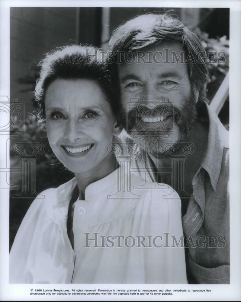 1986 Press Photo Audrey Hepburn and Robert Wagner in Love Among Thieves - Historic Images