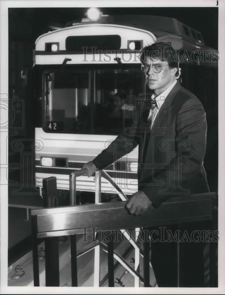 1991 Press Photo Robert Urich in Lost &amp; Found - cvp10929 - Historic Images