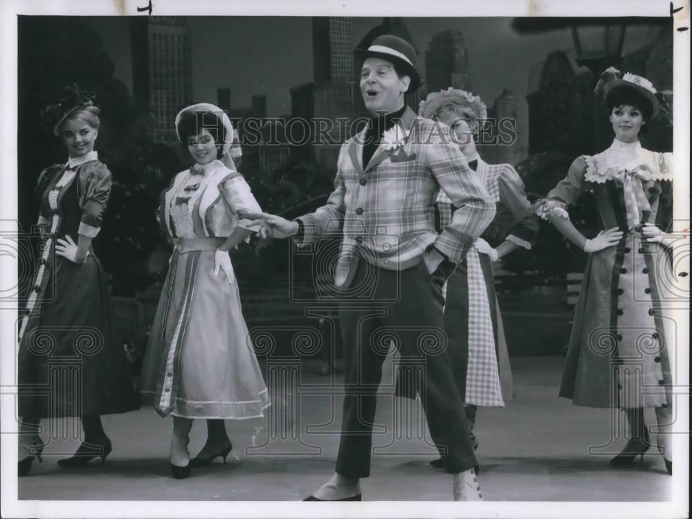 1984 Press Photo Milton Berle Actor Dancer Singer Comedian with Dancers - Historic Images