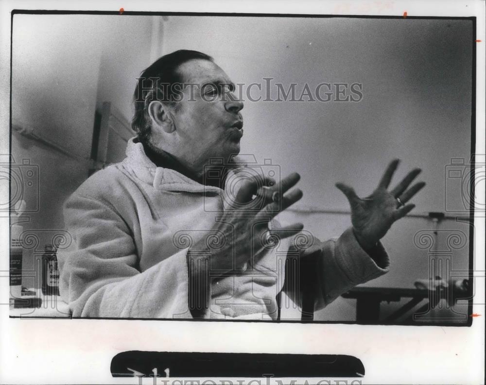 1976 Press Photo Milton Berle Comedian after show at Masonic Auditorium - Historic Images