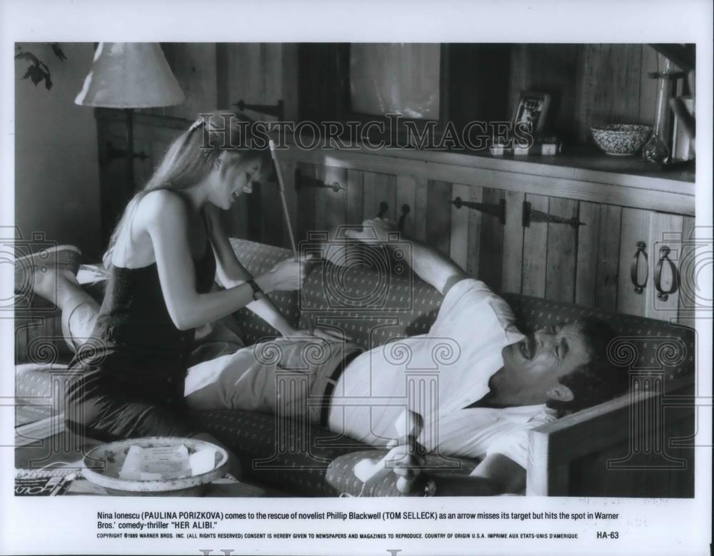 1990 Press Photo Paulina Porizkova and Tom Selleck in a scene from Her Alibi - Historic Images