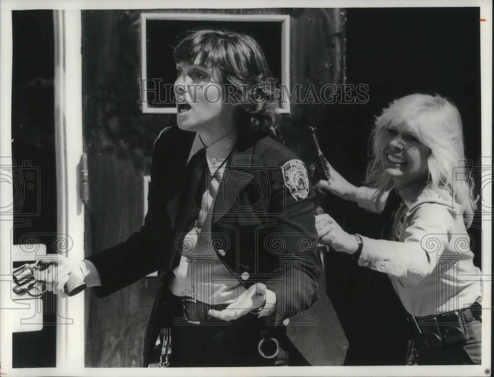 1985 Press Photo Loretta Swit &amp; Tyne Daly in Cagney &amp; Lacey - cvp09397 - Historic Images