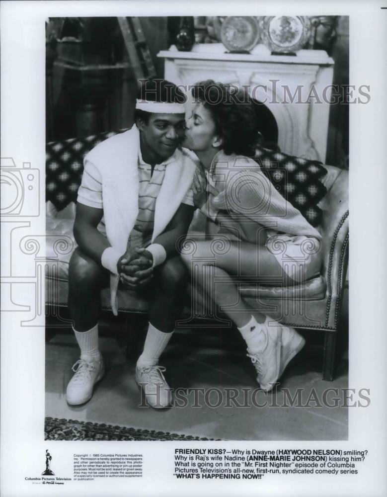 1985 Press Photo Friendly Kiss Haywood Nelson Anne Marie Johnson - cvp18721 - Historic Images