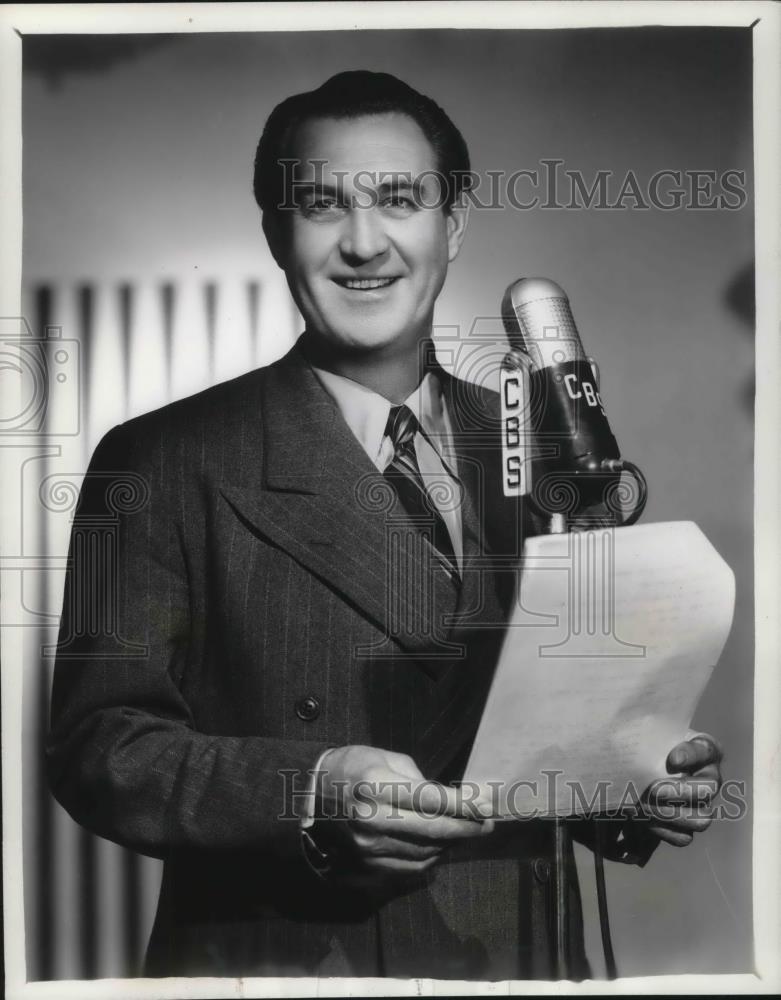 1944 Press Photo Pat Barnes Radio Host of Correction, Please CBS Radio Show - Historic Images