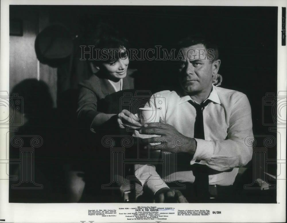 1965 Press Photo Glen Ford and Suzanne Pleshette star in Fate is the Hunter - Historic Images