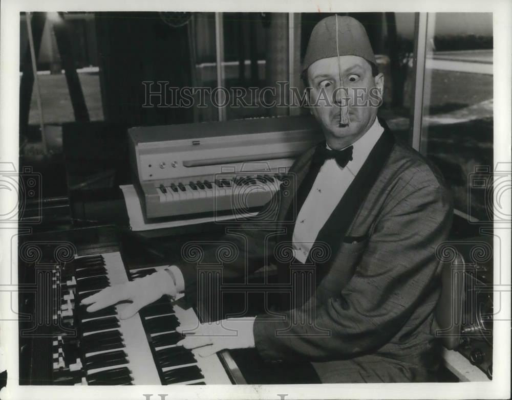1966 Press Photo Jerry Altes Pianist - cvp02823 - Historic Images