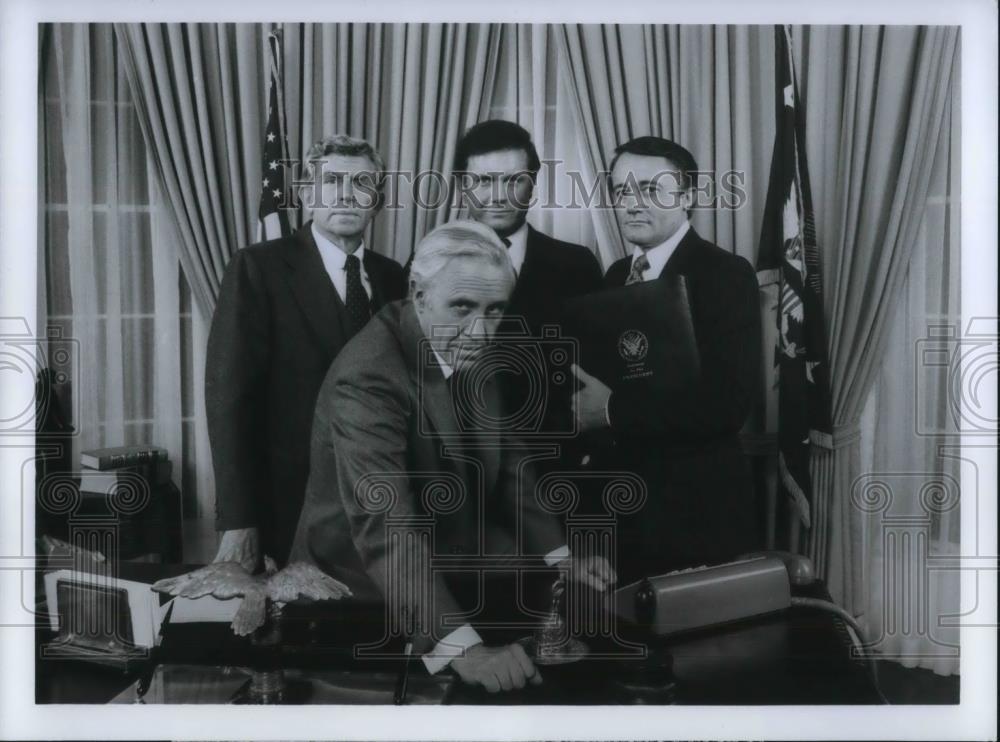 1977 Press Photo Jason Robards, Andy Griffith, Cliff Robertson on Washington Beh - Historic Images