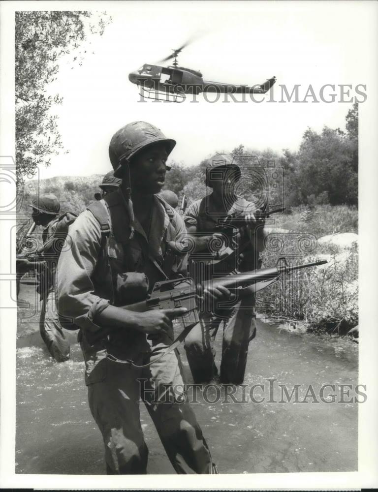 1987 Press Photo Stan Foster and Kevin Conroy on Tour of Duty TV Series - Historic Images