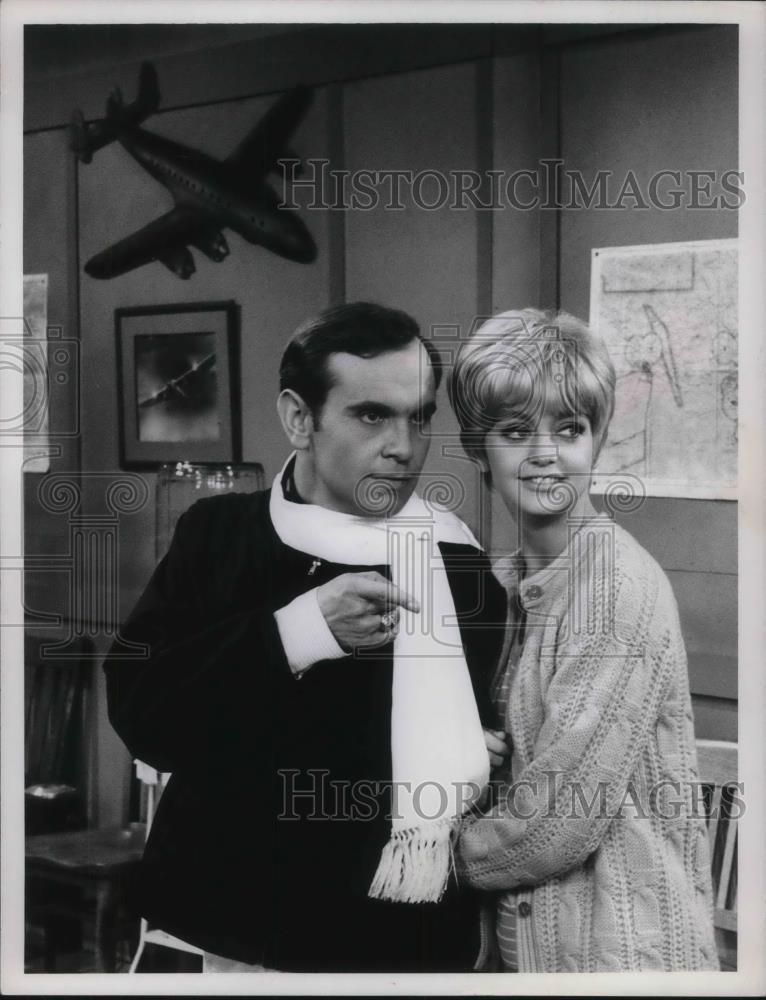 1967 Press Photo Goldie Hawn &amp; Ronnie Shcel - Historic Images