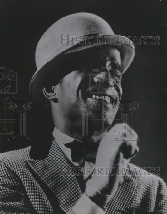 1969 Press Photo Sammy Davis Jr in Pongy & Bees - cvp06326 - Historic Images