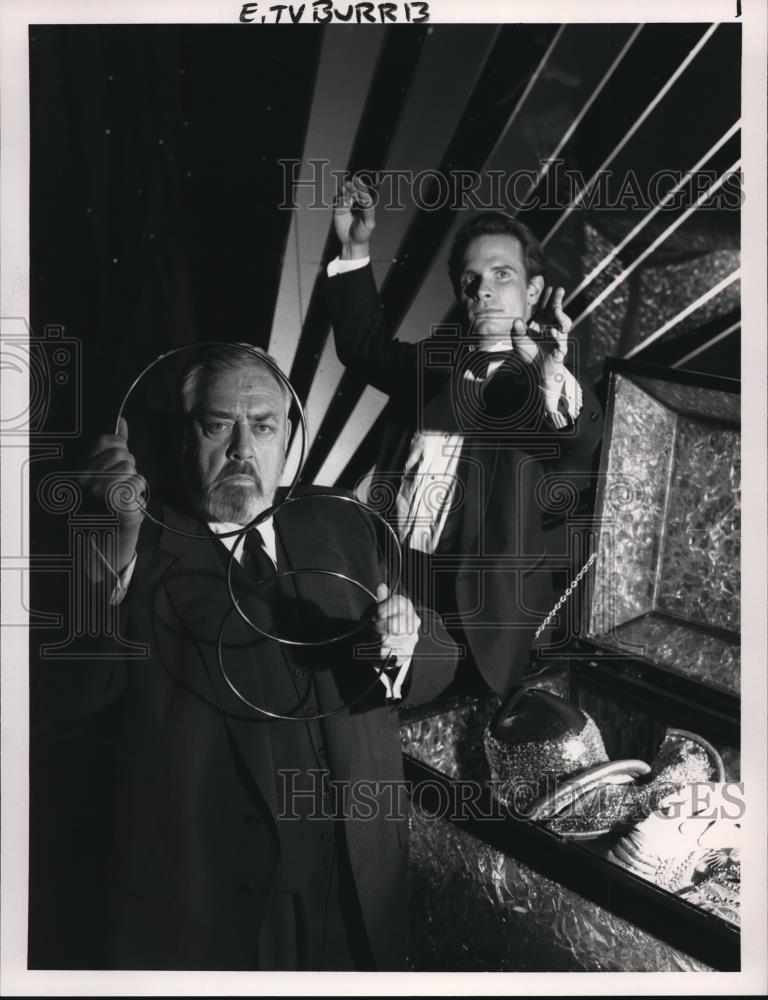 1991 Press Photo Raymond Burr Peter Scolari Perry Mason Case of the Glass Coffin - Historic Images