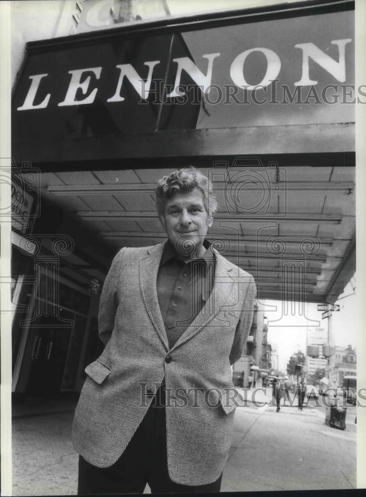 1982 Press Photo Sid Bernstein Producer of Lennon in Theater Section Manhattan - Historic Images