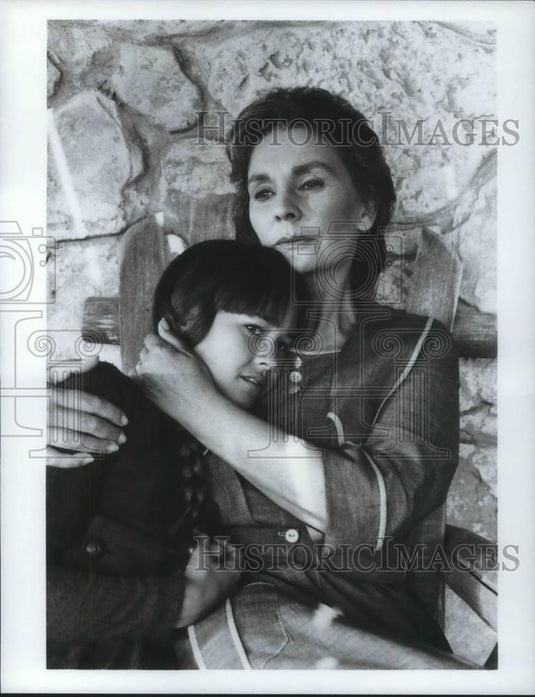 1983 Press Photo Sydney Penny & Jean Simmons in Thorn Birds - cvp11158 - Historic Images