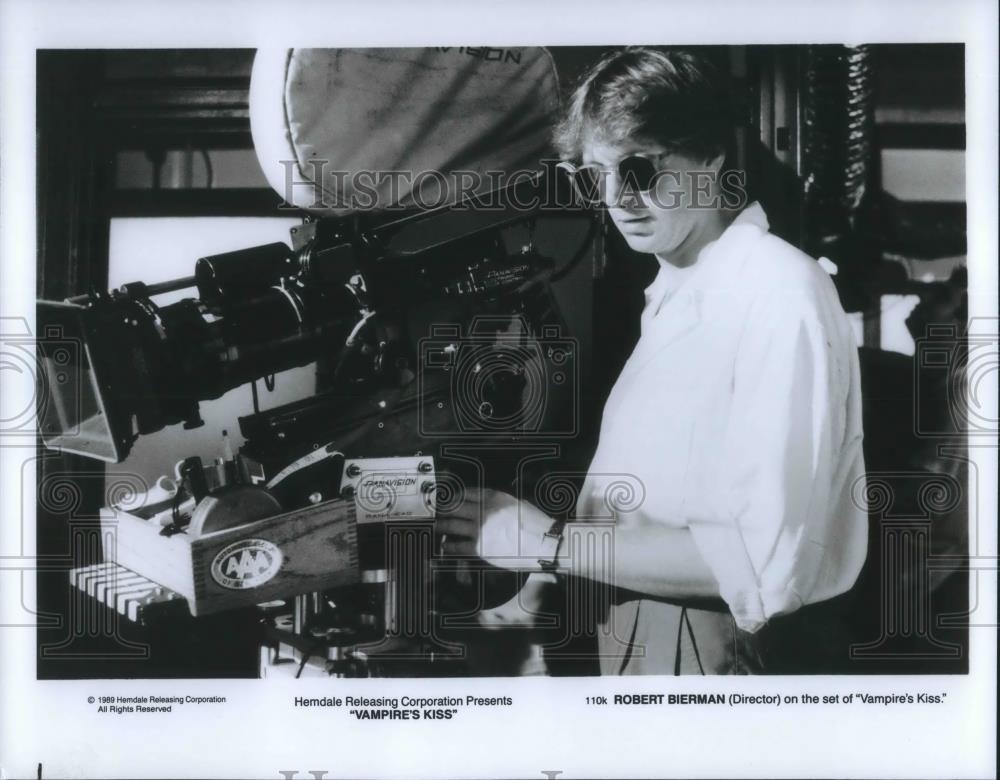 1990 Press Photo Robert Bierman Director of Vampire's Kiss on set - cvp02053 - Historic Images