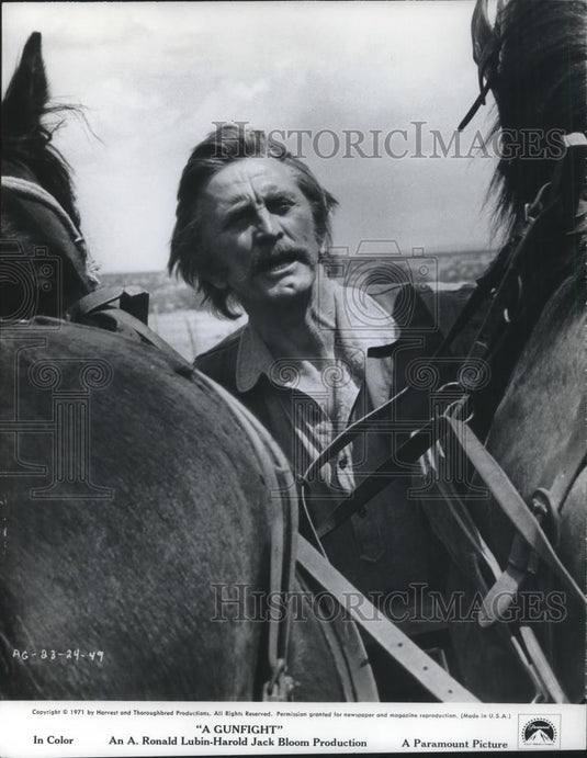 1971 Press Photo Kirk Douglas in A Gunfight - cvp03798 - Historic Images