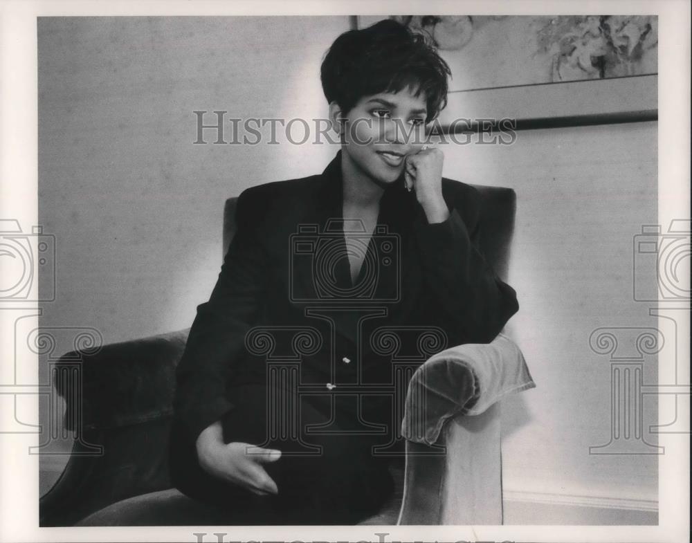 1991 Press Photo Halle Berry Actress in Strictly Business - cvp02078 - Historic Images