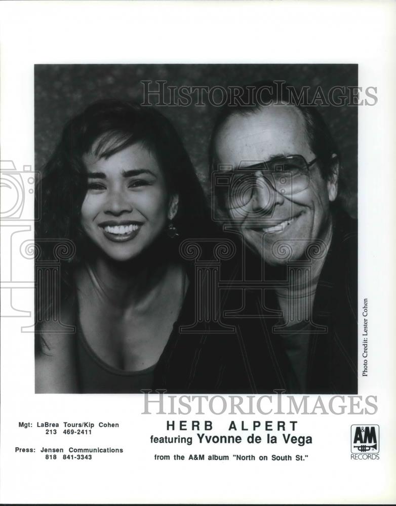 1991 Press Photo Herb Alpert and Yvonne de la Vega North on South St. Album - Historic Images