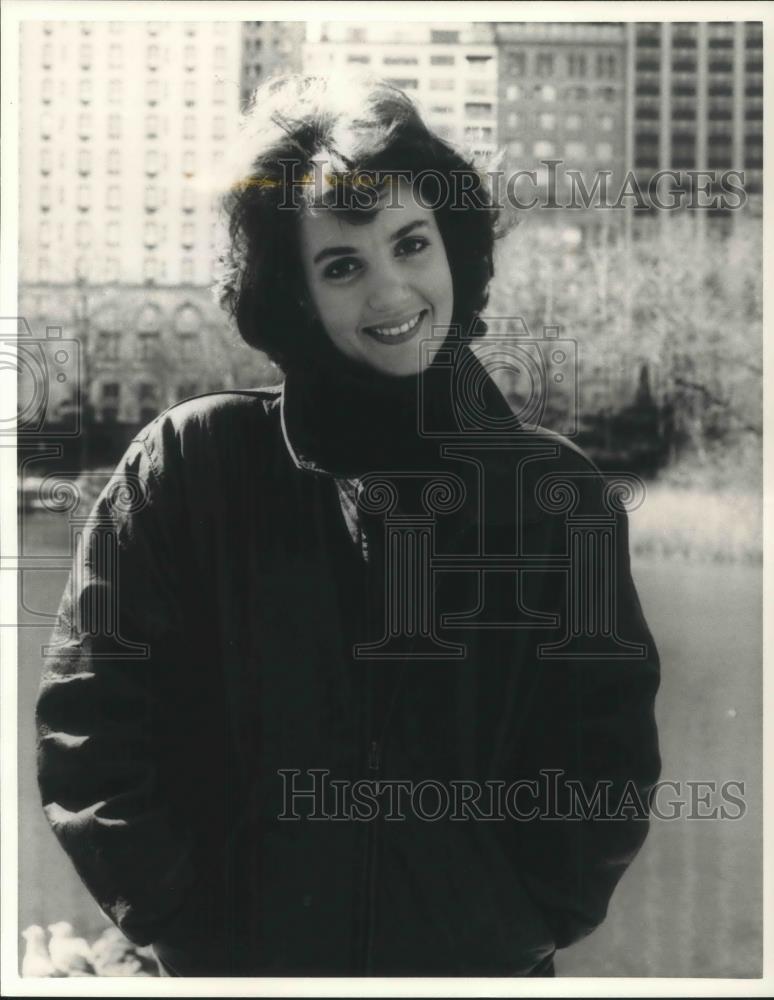 1987 Press Photo Margaret Colin in Leg Work - cvp05406 - Historic Images