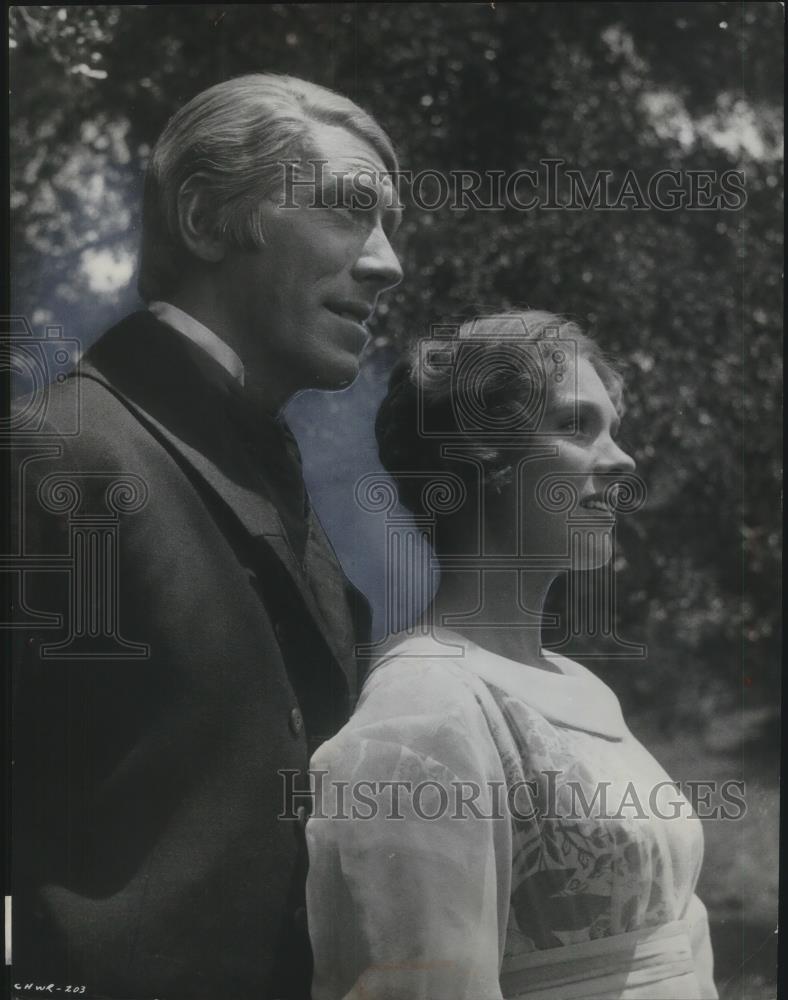 1966 Press Photo Max Von Sydow &amp; Julie Andrews in Hawaii - cvp10639 - Historic Images