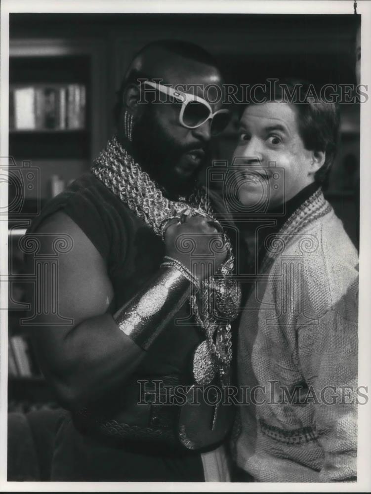 1989 Press Photo Mr T &amp; Bob Costas on Later with Bob Costas - cvp09622 - Historic Images