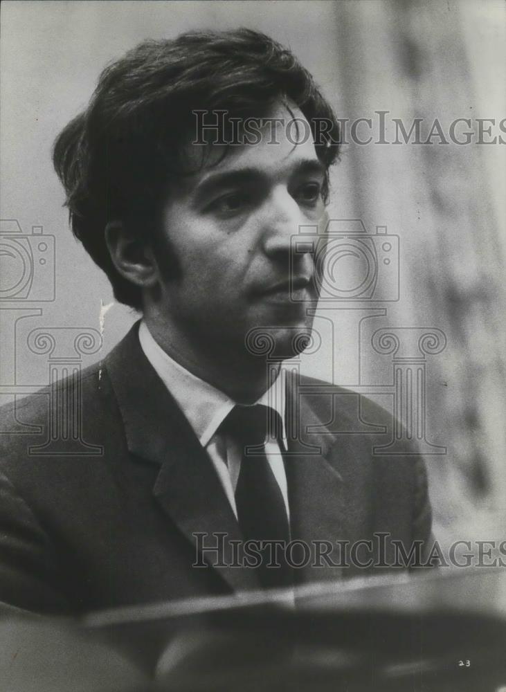 1975 Press Photo Vladimir Ashkenazy Pianist and Conductor - cvp14060 - Historic Images