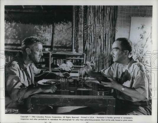 1964 Press Photo Alec Guinness and Haya Rawa in Bridge at the River Kwai - Historic Images
