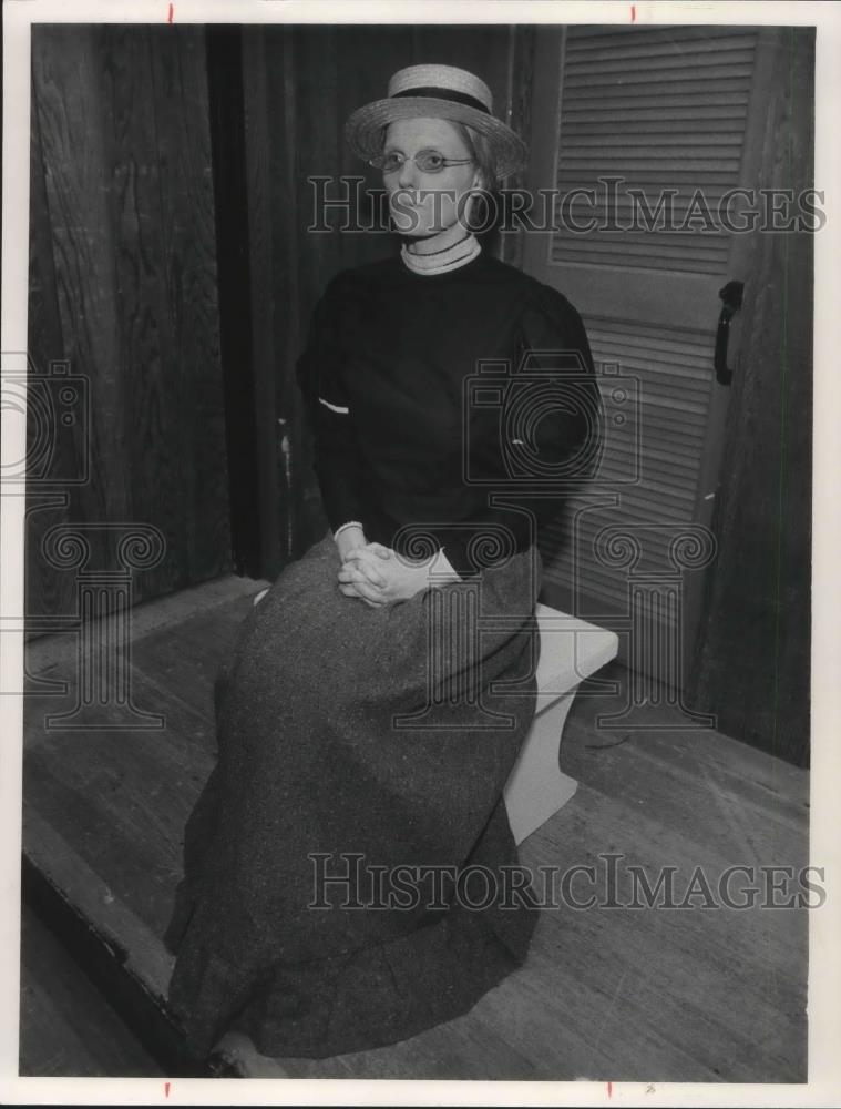1985 Press Photo Dr Ruth Berggren in The Importance of Being Earnest - cvp02574 - Historic Images