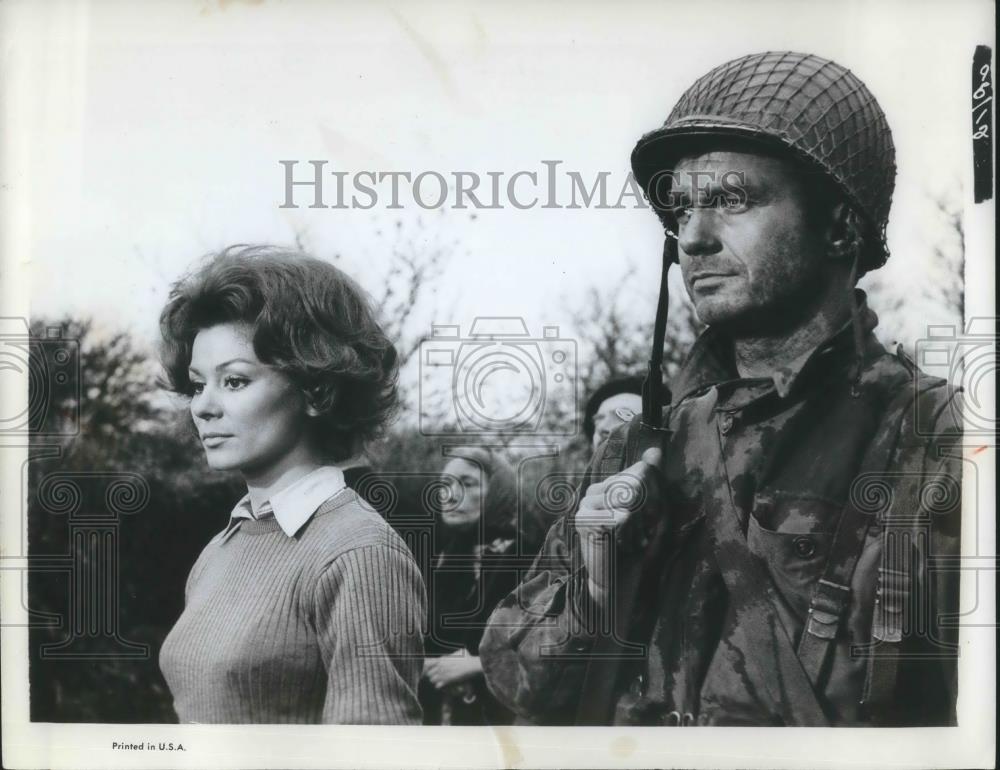 1965 Press Photo Irina Demick and Cliff Robertson in Up From the Beach - Historic Images