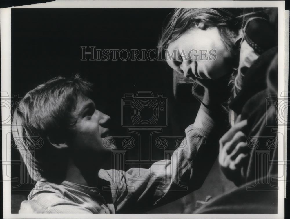 1974 Press Photo Richard Thomas and Sissy Spacek in The Waltons - cvp19171 - Historic Images