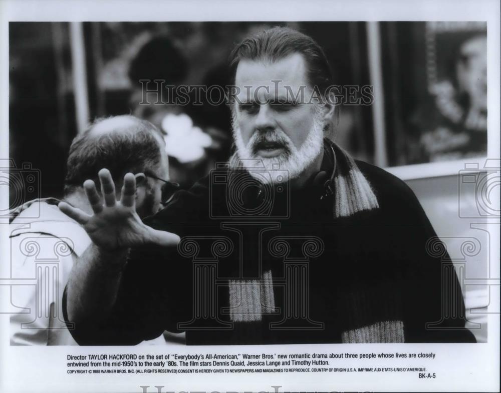 1990 Press Photo Taylor Hackford Director of Everybody&#39;s All American on set - Historic Images