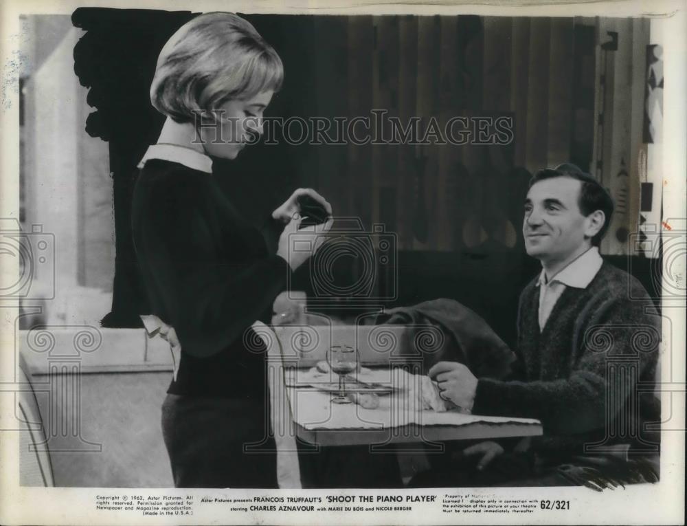 1962 Press Photo Nicole Berger and Charles Aznavour in Shoot the Piano Player - Historic Images