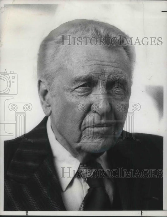 1977 Press Photo Ralph Bellamy on Hunter - cvp05329 - Historic Images
