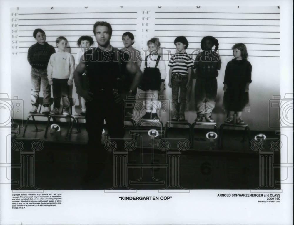 1991 Press Photo Arnold Schwarzenegger and Pamela Reed in Kindergarten Cop - Historic Images