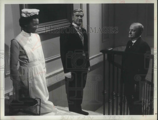1978 Press Photo Robert Vaughn & Leslie Neilsen in Backstairs at the White House - Historic Images