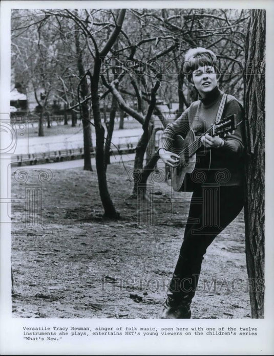 Press Photo Versatile Tracy Newman, singer of folk music with instrument - Historic Images