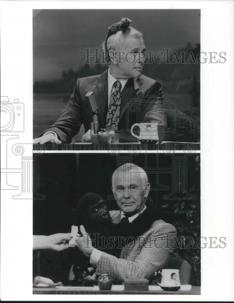 1992 Press Photo John Carson with marmoset and baby gorilla on The Tonight Show - Historic Images