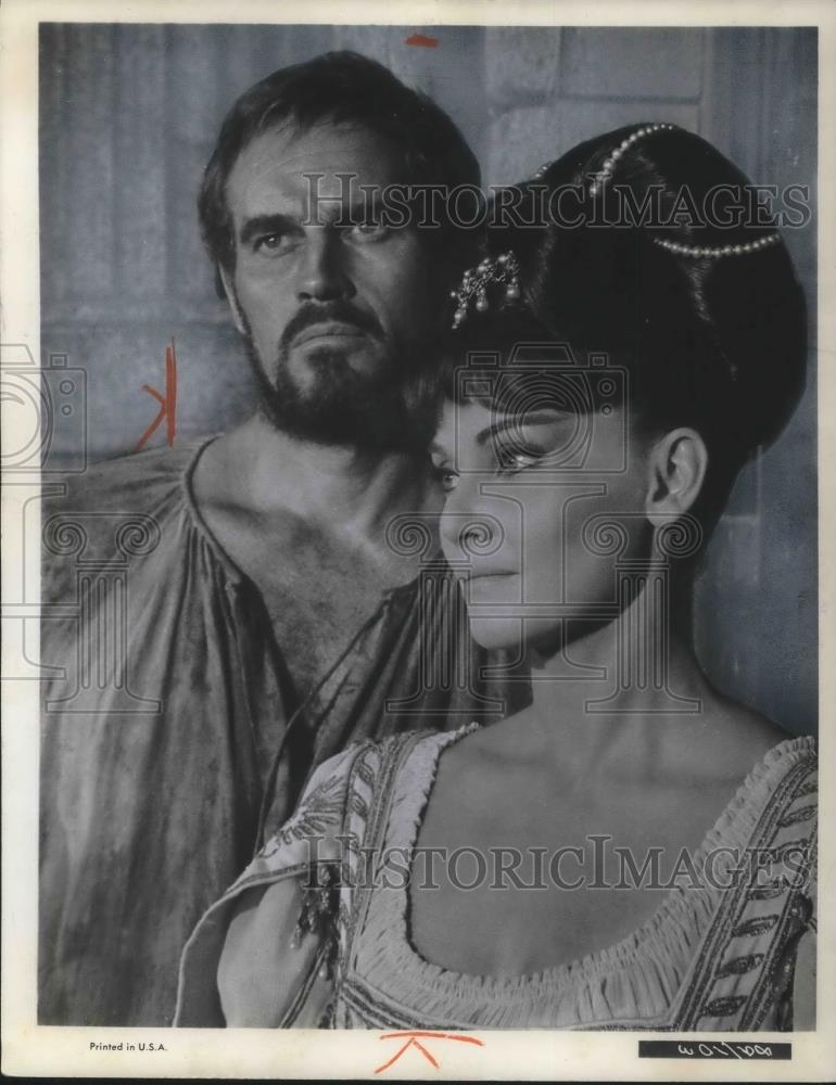 1965 Press Photo Charlton Heston and Diane Cilente in The Agony and the Ecstasy - Historic Images