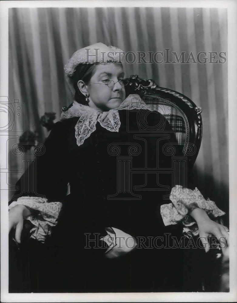 1951 Press Photo Helen Hayes in Victoria Regina - cvp16528 - Historic Images