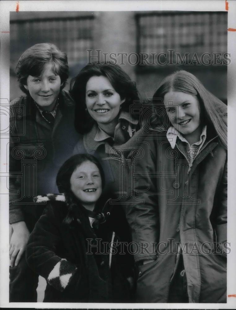 1977 Press Photo Will McMillan, Barbara Feldon, Vicky Dawson, and Kathy Jo Kelly - Historic Images