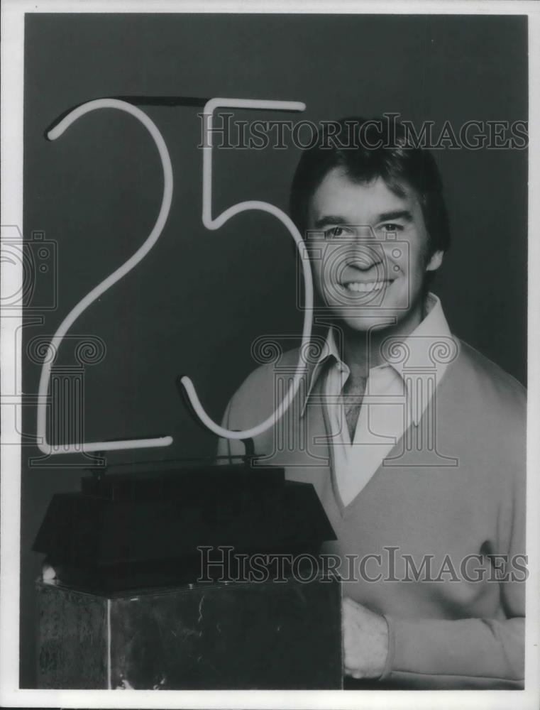 1977 Press Photo Dick Clark host of American Bandstand&#39;s 25th Anniversary - Historic Images