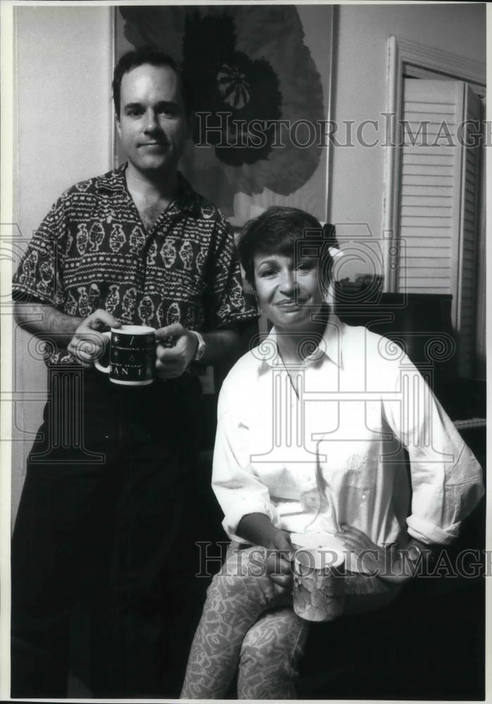 1990 Press Photo Composer Stephen Flaherty poses in his apartment with Lynn - Historic Images