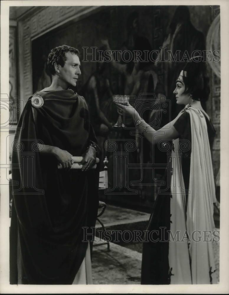 1961 Press Photo Hurd Hatfield and Vivica Lindfors star in King of Kings - Historic Images