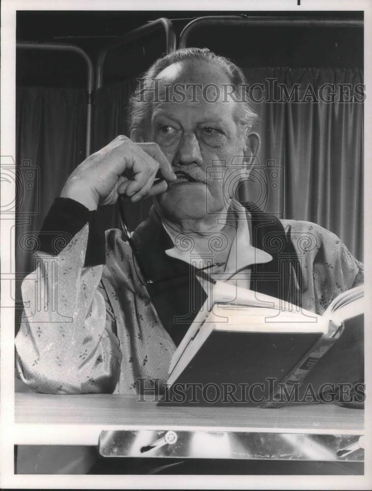 1969 Press Photo Melvyn Douglas in The Choice Prudential&#39;s On Stage - cvp04096 - Historic Images