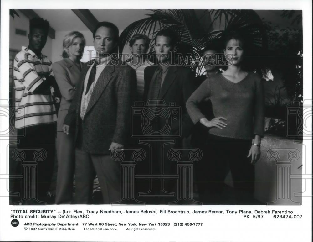 1997 Press Photo James Belushi, Flex, Tracy Needham in Total Security - Historic Images