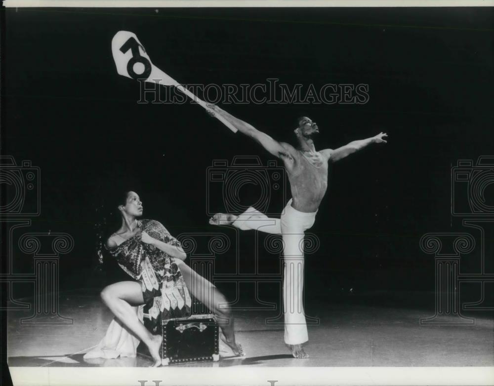 1987 Press Photo Noel Hall and Shirley Rushing in Homo sapiens: Two Halves - Historic Images