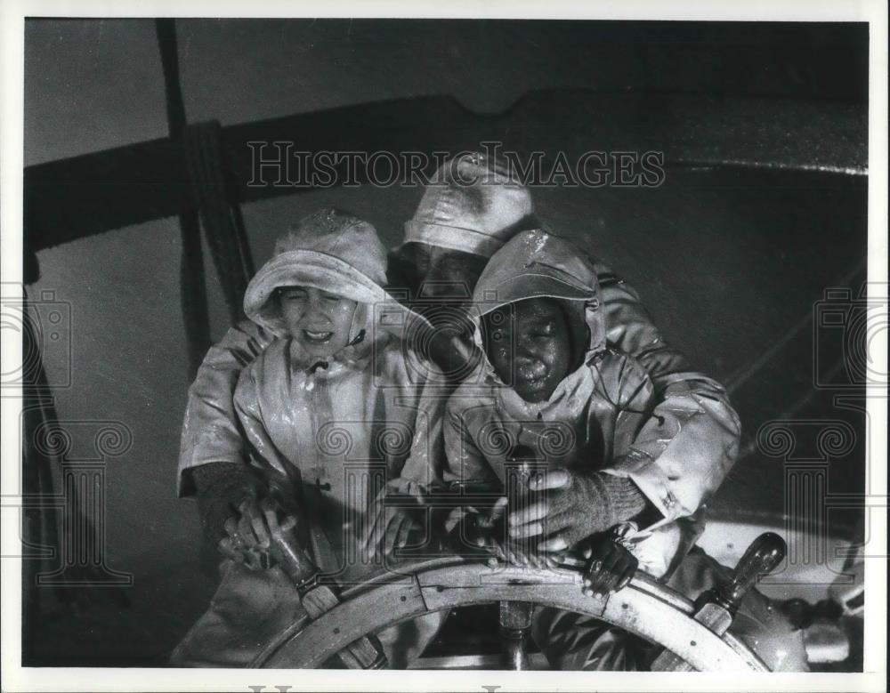 1991 Press Photo Krystal Benn Geoff Bolt and Lynn Gary Newton in Magic Boat - Historic Images